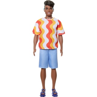 Barbie Fashionistas Ken-Puppe Nr. 220 mit Hörgeräten und breiter Körperform in einem abnehmbaren Shirt mit orangefarbenem Muster, Shorts und Plateau-Sandalen, HRH23
