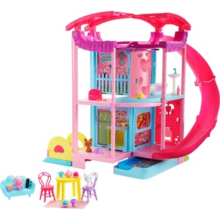 Barbie HCK77 - Chelsea Spielhaus (ca. 51 cm) Wandelbares Spielhaus mit Rutsche, Pool, Bällebad, Hündchen und Kätzchen, Aufzug, mehr als 15 Zubehörteilen, Geschenk für Kinder ab 3 Jahren