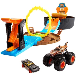 Hot Wheels GVK48 - Monster Trucks Stunt Reifen Spielset mit Startrampe, 1 Auto im Maßstab 1:64 und 1 Monster Truck, Spielzeug Autorennbahn für Kinder ab 4 Jahren