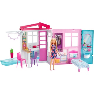 Barbie FXG55 - Ferienhaus mit Puppe, Möbeln und Pool, portables Puppenhaus ca. 46 cm hoch mit Tragegriff, Puppenzubehör Spielzeug ab 3 Jahren