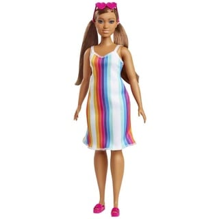 Barbie GRB38 - Loves the Ocean Puppe im Regenbogenkleid (ca. 30 cm groß, kurvig, brünett), aus recyceltem Kunststoff, mit Mode und Zubehörteilen, Spielzeug Geschenk für Kinder von 3 bis 7 Jahren