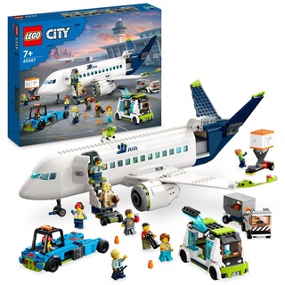 LEGO 60367 City Passagierflugzeug Spielzeug-Set, großes Flugzeug-Modell mit Fahrzeugen des Flughafen-Bodenpersonals: Vorfeldbus, Pushback-Schleppe...