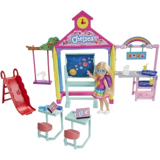 Barbie GHV80 - Club Chelsea Spielset mit Puppe und Schule, ca. 15 cm, blond, mit Accessoires, Spielzeug Geschenk für Kinder von 3 bis 7 Jahren
