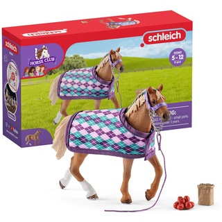 schleich HORSE CLUB 42360 5-Teiliges Pferde Figuren Set Englisches Vollblut - Realistische Turnierpferd Pferde Figur mit Zubehör wie Satteldecke, Leine, Äpfeln - Kreatives Pferde Spielzeug ab 5 Jahren