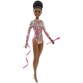 Barbie GTW37 - Brünette Puppe rhythmische Sportgymnastin (ca. 30 cm) mit schillerndem Metallic-Gymnastikanzug, 2 Keulen und Band, tolles Geschenk für Kinder ab 3 Jahren