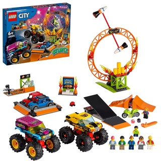 LEGO 60295 City Stuntz Stuntshow-Arena, Set mit 2 Monster Trucks, 2 Spielzeugautos, schwungradbetriebenem Motorrad, Feuerreifen und 6 Minifiguren