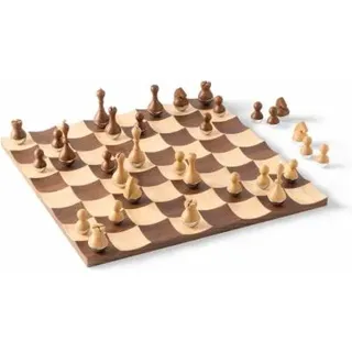 Umbra Wobble Schach Set mit vertieften Spielfeldern aus hochwertigem Ahorn- und Walnussholz, 38 x 38 x 11 cm, 2 Spieler