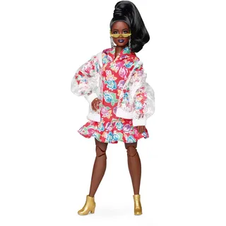 Barbie GHT94 BMR 1959 Streetwear Signature bewegliche Puppe brünett, mit transparenter Bomberjacke und Kapuzenkleid, inkl. Accessoires und Puppenständer