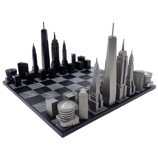 Casa Padrino Luxus Schach Set Schwarz / Weiß / Grau 38 x 38 cm - New York Skyline Schachspiel - Holz Schachbrett mit Edelstahl Schachfiguren - Luxus Deko Accessoires