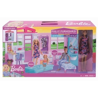 Barbie FXG55 - Ferienhaus mit Puppe, Möbeln und Pool, portables Puppenhaus ca. 46 cm hoch mit Tragegriff, Puppenzubehör Spielzeug ab 3 Jahren