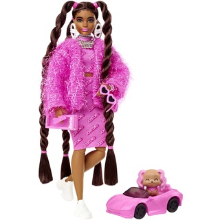 Barbie HHN06 - Extra Puppe (kurvig, braune Haare) mit 1980-Logo-Halskette, enthält Haustier im Cabrio und 15 Zubehörteile, Spielzeug für Kinder ab 3 Jahren