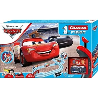 Carrera FIRST Disney Pixar Cars - Piston Cup Autorennbahn für Kinder ab 3 Jahren I 2,9m Rennstrecke I 2 ferngesteuerte Autos mit Lightning McQueen und Jackson Storm I Geschenke zu Ostern
