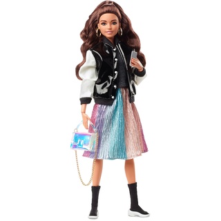 Barbie HCB75 - Signature @BarbieStyle bewegliche Modepuppe (brünett) mit Zwei Tops, Rock, Jeans, Jacke, Zwei Paar Schuhen und Zubehör, Spielzeug für Sammler