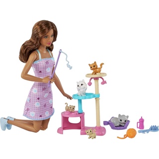 Barbie Kitty Condo Spielset, Barbie mit braunen Haaren, 5 Kätzchen, Katzenspielzeug, Katzenturm, Barbie-Zubehör, inkl. Barbie-Puppe, Geschenk für Kinder, Spielzeug ab 3 Jahre,HHB70