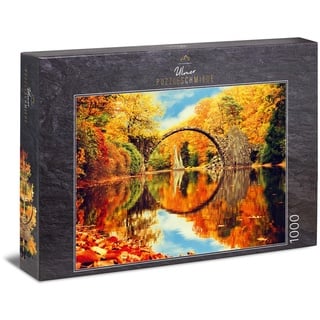 Ulmer Puzzleschmiede - Puzzle „Märchenwald“ – Klassisches 1000 Teile Puzzle – Puzzlemotiv der Rakotzbrücke - Kromlauer Herbstlandschaft mit perfektem Spiegelbild im farbenfrohen Herbst-Wald