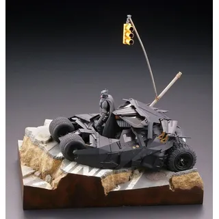 Kaiyodo Jap. Batman Begins Batmobile Tumbler in Gotham City Diorama Statue 17 cm KAYO09111