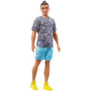Barbie HPF80 - Ken-Puppe, Kinderspielzeug, Fashionistas, braune Haare mit Dutt, T-Shirt und Shorts mit Paisley-Muster, Kleidung und Accessoires, ab 3 Jahren