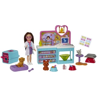 Barbie Chelsea Can Be Serie, Tierärztin Chelsea Puppe mit braunen Haaren, Tierklinik Spielset, 4 Spieltiere, Zubehör, 12+ Teile inkl. Dalmatiner, Geschenk für Kinder ab 3 Jahren,HGT12