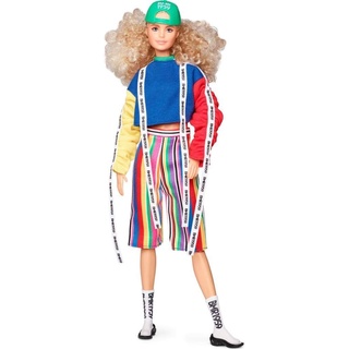 Barbie GHT92 - Modepuppe Mir blonden Locken, Sweatshirt in Blockfarben mit Logo-Aufdruck, voll beweglich, mit Accessoires und Puppenständer, Spielzeug ab 6 Jahren