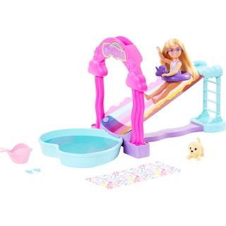 Barbie Chelsea Wasserrutschenspielset - Regenbogen-Wasserrutsche, herzförmiges Becken, Zubehör inklusive Schwimmring, Handtuch und Hündchen, für Kinder ab 3 Jahren, HTK39