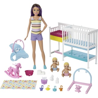 Barbie GFL38 - “Skipper Babysitters Inc.” Kinderzimmer Spielset, 2 Babypuppen, Kinderbett, 10 Zubehörteile, Babyausstattung, themenbezogenes Spielzeug, Geschenkset für Kinder ab 3 Jahren